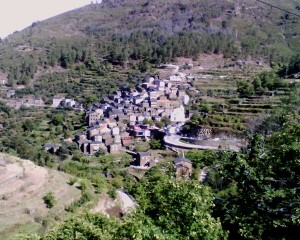Piodão: Historical Village with houses covered by schist